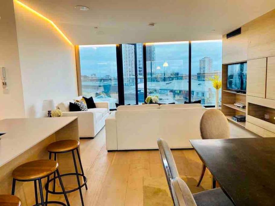 Large 3 Bed 3 Bathrooms Penthouse With Terrace And Views In * Лондон