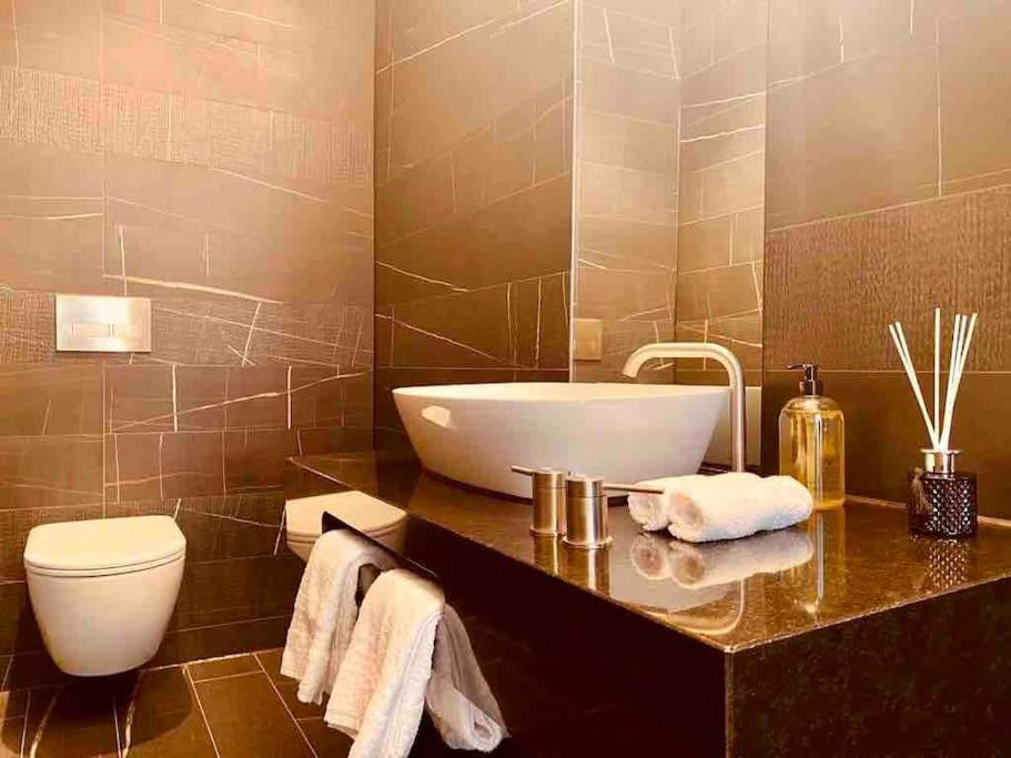 Large 3 Bed 3 Bathrooms Penthouse With Terrace And Views In * Лондон