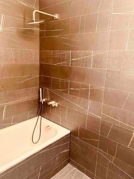 Апартаменты Large 3 Bed 3 Bathrooms Penthouse With Terrace And Views In *
