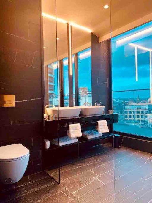 Large 3 Bed 3 Bathrooms Penthouse With Terrace And Views In * Лондон