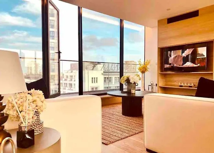 Large 3 Bed 3 Bathrooms Penthouse With Terrace And City Views In London