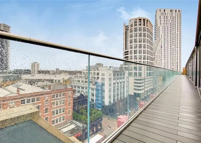 Large 3 Bed 3 Bathrooms Penthouse With Terrace And City Views In London