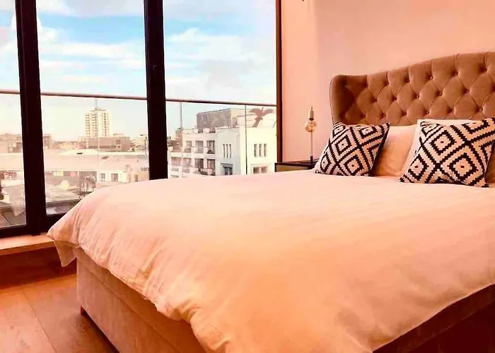 Large 3 Bed 3 Bathrooms Penthouse With Terrace And City Views In London